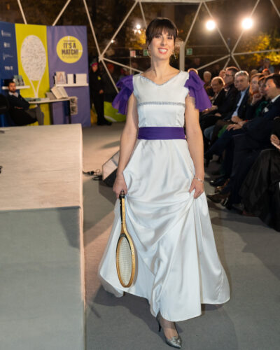 Abito Elegante con Strascico e Volant-1